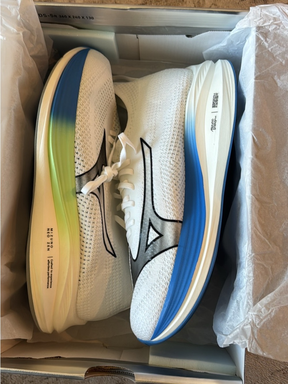 Mizuno Men’s White Running Shoes with Blue and Green Gradient Midsole